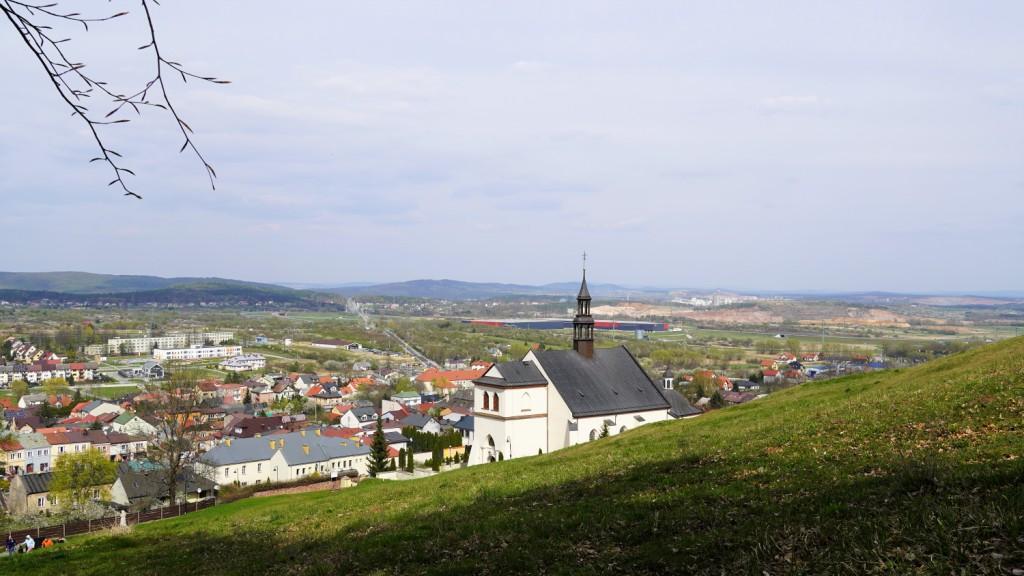 widok na kościół i panoramę Chęcin ze schodów prowadzących na Zamek