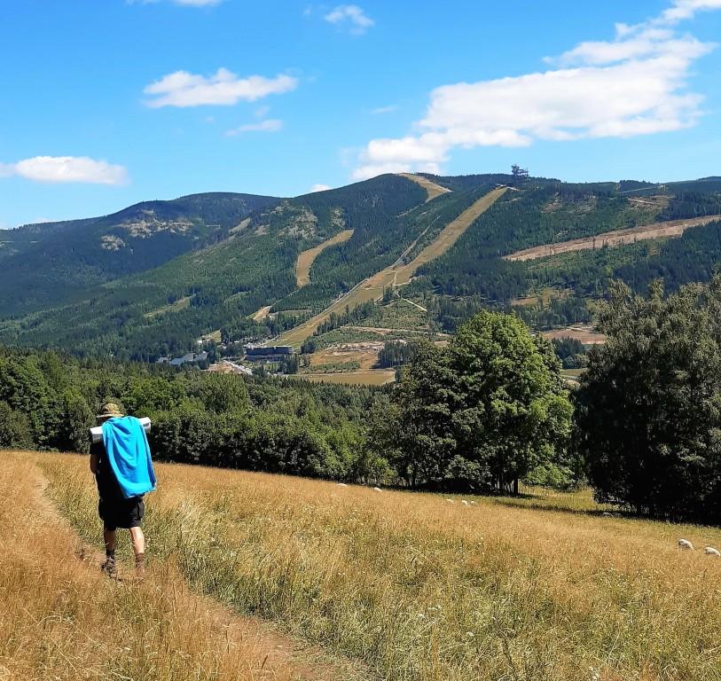 Zejście niebieskim szlakiem do miejscowości Dolni Morava w Czechach